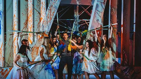 Jonas Kaufmann mit den Blumenmädchen im zweiten Aufzug von Wagners "Parsifal" in Erl.