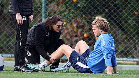 Jesper Verlaat wird w&auml;hrend des Trainings behandelt.