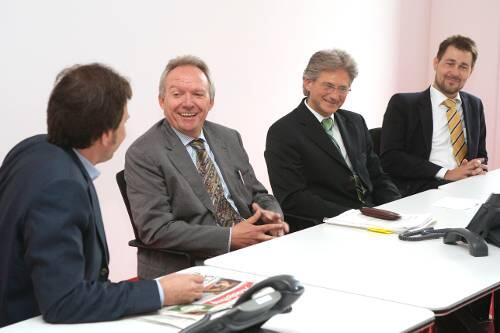 Zu Besuch in der AZ: Chefredakteur Arno Makowsky empfing den Leiter der Staatsanwaltschaft München I Manfred Nötzel und die beiden Presseprecher Anton Winkler und Thomas Steinkraus-Koch (v.l.).