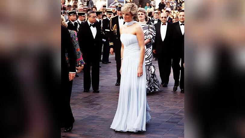 Auch dieses Kleid, das Prinzessin Diana 1987 in Cannes trug, wurde aus Blumen nachgebildet. Auch dieses Kleid, das Prinzessin Diana 1987 in Cannes trug, wurde aus Blumen nachgebildet.