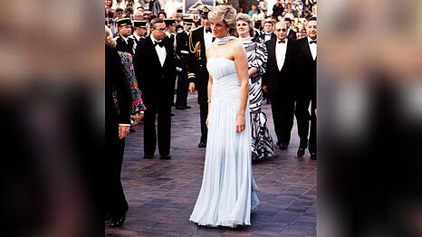 Auch dieses Kleid, das Prinzessin Diana 1987 in Cannes trug, wurde aus Blumen nachgebildet.
