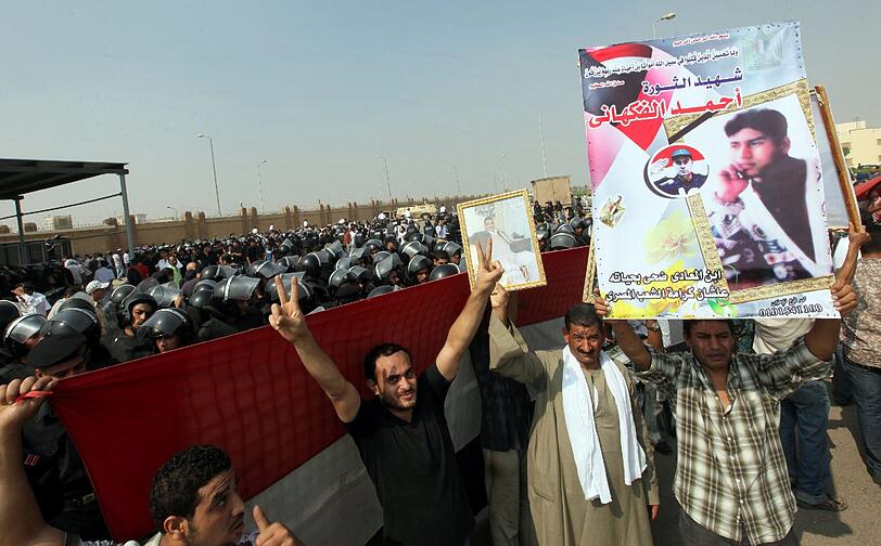 Diese Demonstranten in Kairo wollen, dass Mubarak für seine mutmaßlichen Gräueltaten hingerichtet wird. Die Polizei ging mit massiver Gewalt gegen die Mubarak-Gegner vor.