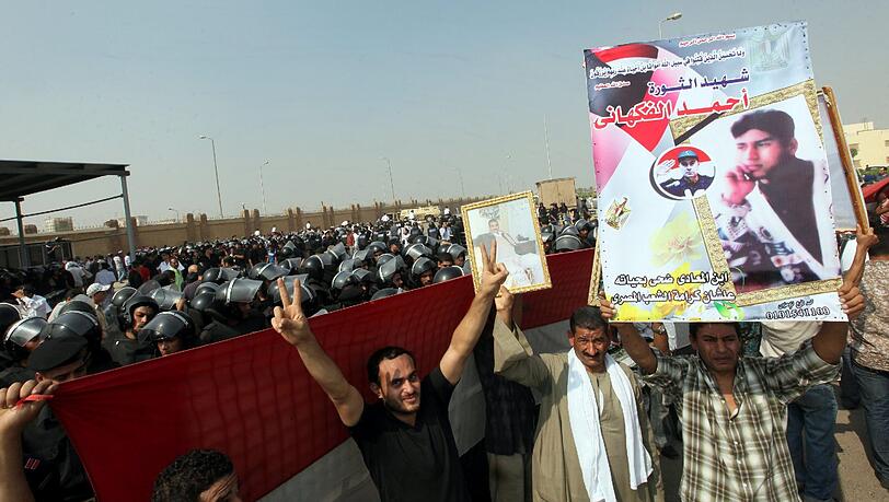 Diese Demonstranten in Kairo wollen, dass Mubarak für seine mutmaßlichen Gräueltaten hingerichtet wird. Die Polizei ging mit massiver Gewalt gegen die Mubarak-Gegner vor. Diese Demonstranten in Kairo wollen, dass Mubarak für seine mutmaßlichen Gräueltaten hingerichtet wird. Die Polizei ging mit massiver Gewalt gegen die Mubarak-Gegner vor.