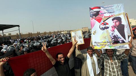 Diese Demonstranten in Kairo wollen, dass Mubarak für seine mutmaßlichen Gräueltaten hingerichtet wird. Die Polizei ging mit massiver Gewalt gegen die Mubarak-Gegner vor.