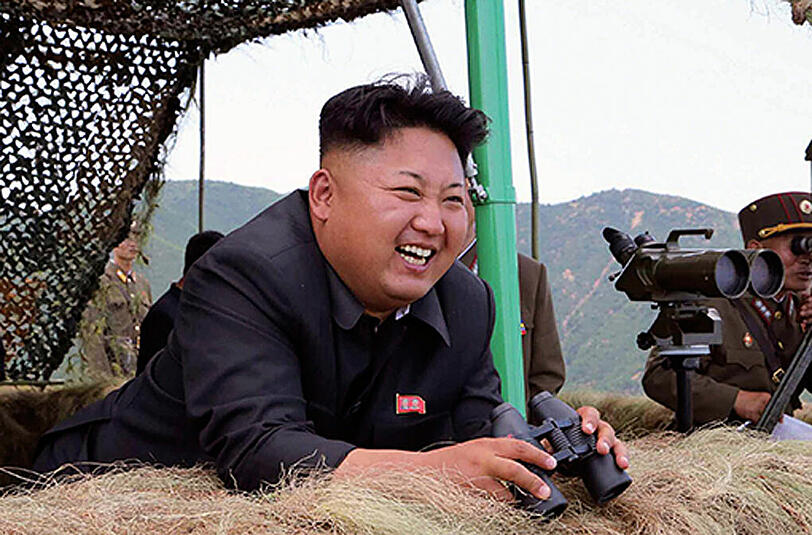 Kim Jong-un beobachtet im Juli 2014 eine Übung des nordkoreanischen Militärs.