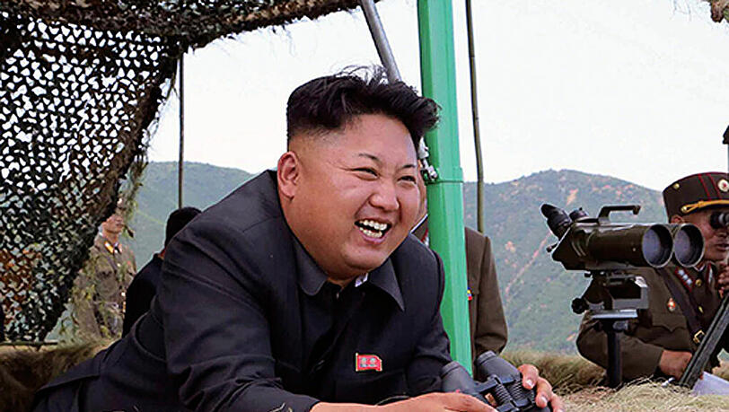 Kim Jong-un beobachtet im Juli 2014 eine Übung des nordkoreanischen Militärs. Kim Jong-un beobachtet im Juli 2014 eine Übung des nordkoreanischen Militärs.