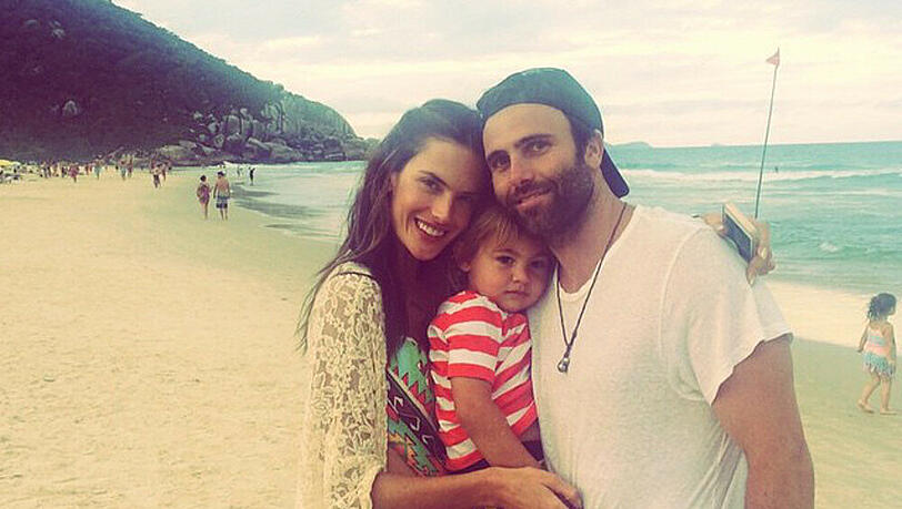 Alessandra Ambrosio eng umschlungen mit ihrem Verlobten Jamie Mazur und Sohn Noah