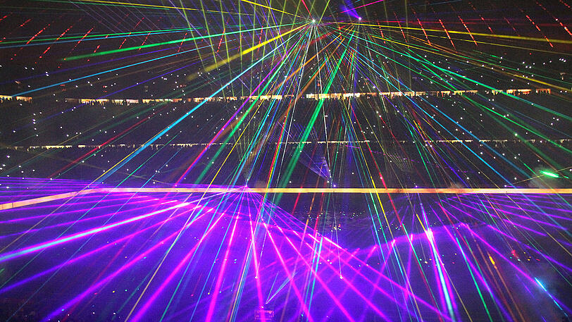 Dann wurde es ganz bunt. Mit Lasern, Nebeln und anderen Licht-Effekten wurden eindrucksvolle 3D-Bilder auf und um den Rasen gezeichnet.