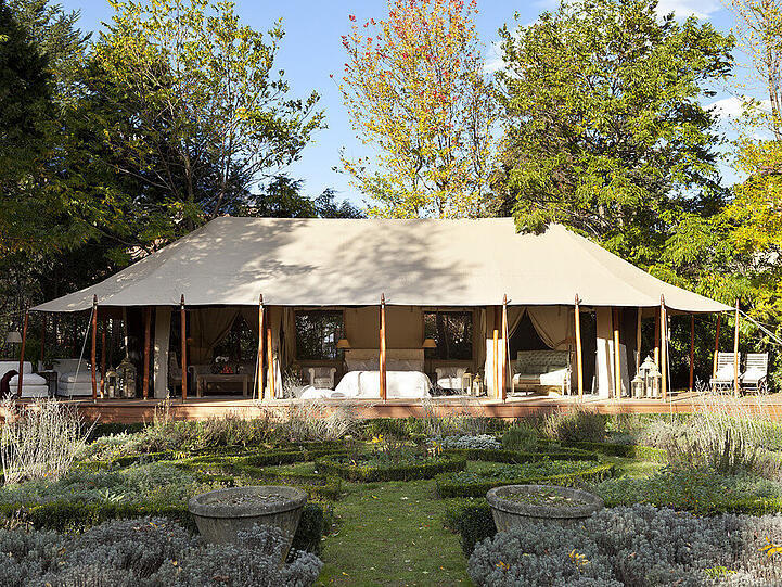 Das Safari-Luxuszelt im Park eines Meraner Hotels