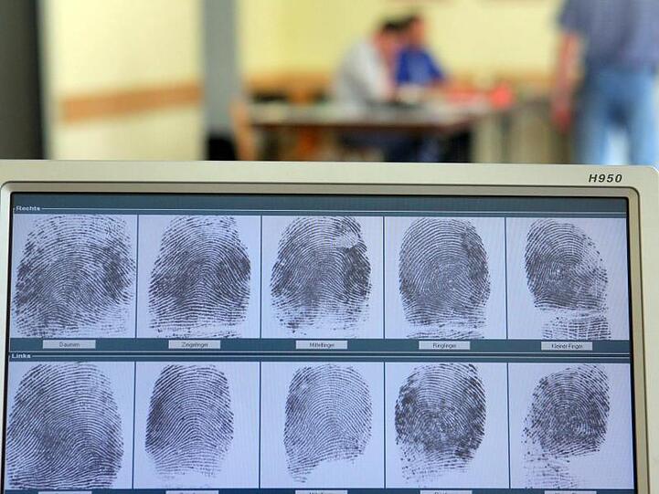 Auf einem Computerbildschirm sind die Fingerabdrücke von einem Mann zu sehen.