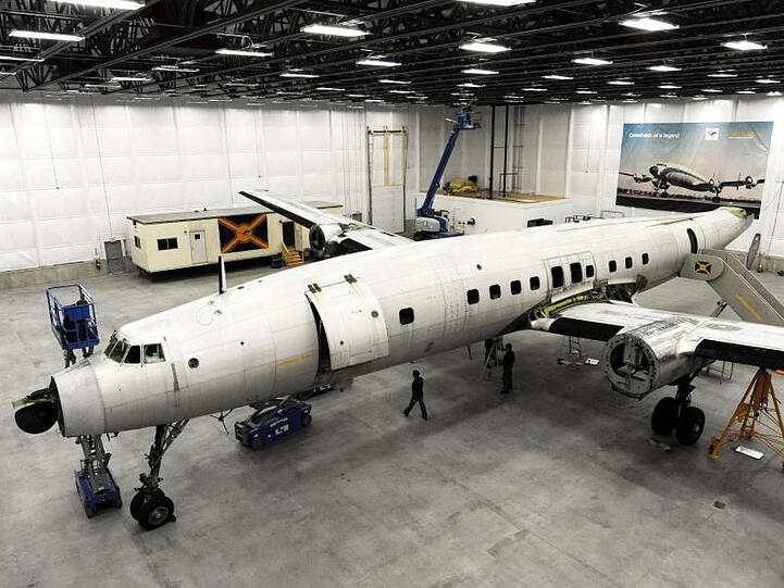 Flugzeugmechaniker arbeiten in einer Halle in Auburn (USA) an der Lockheed.