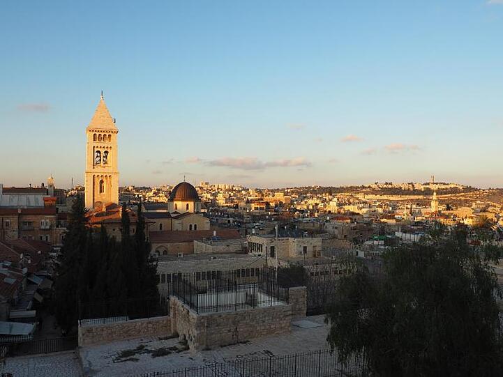 Blick über die Altstadt von Jerusalem, in der Mitte der Turm der evangelischen Erlöserkirche.
