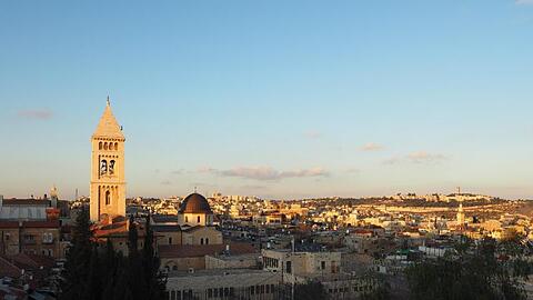 Blick über die Altstadt von Jerusalem, in der Mitte der Turm der evangelischen Erlöserkirche.