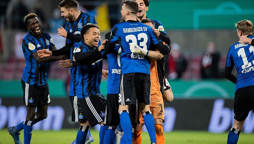 Die Spieler des Hamburger SV freuen sich über den Sieg im Elfmeterschießen.