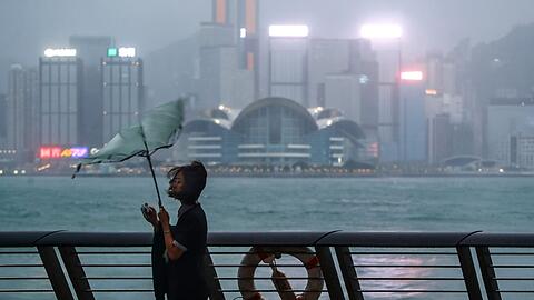 Begleitet von starken Regenfällen und Windböen hat der Taifun "Saola" die Küstengewässer Südchinas und Hongkongs erreicht.