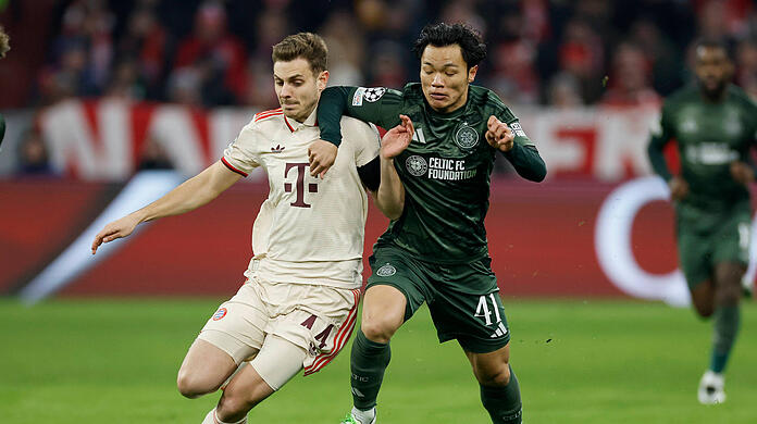Zweikampf zwischen Josip Stanisic und Reo Hatate.