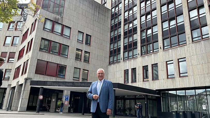 Der neue Anker-Standort an der Garmischer Straße im Münchner Westen ist ein früheres Luxus-Hotel. Innenminister Joachim Herrmann erhofft sich eine große Entlastung für die ganze Region.