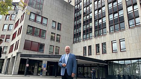 Der neue Anker-Standort an der Garmischer Straße im Münchner Westen ist ein früheres Luxus-Hotel. Innenminister Joachim Herrmann erhofft sich eine große Entlastung für die ganze Region.