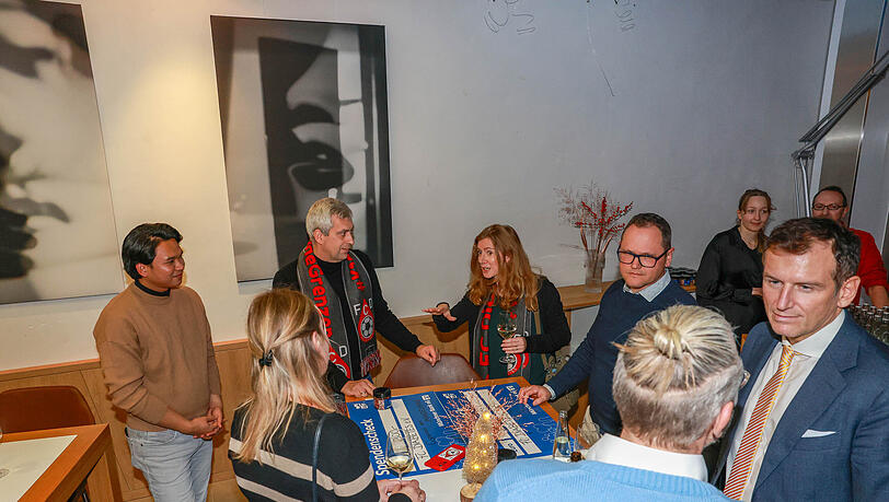 Ein schöner Mehrwert: Bei der Spendenübergabe kommen die Vertreter der Vereine untereinander und mit anderen Gästen ins Gespräch. Ein schöner Mehrwert: Bei der Spendenübergabe kommen die Vertreter der Vereine untereinander und mit anderen Gästen ins Gespräch.