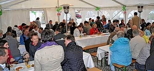 Die zukünftigen Bewohner, viele Nachbarn, Freunde und Interessenten feierten in der vergangenen Woche ein fröhliches Baustellenfest in Putzbrunn.