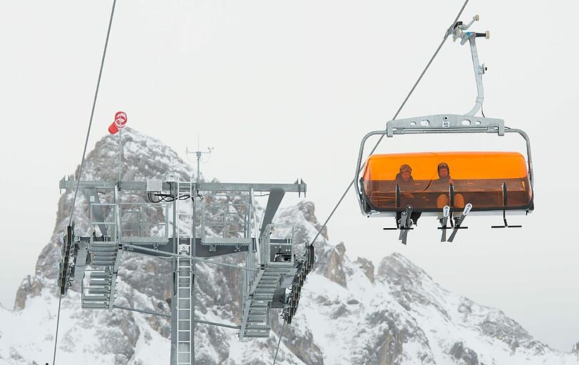 Endlich hat das Warten ein Ende: Die Ski-Saison in Bayern hat begonnen. Schon am ersten Wochenende tummelten sich rund 1.000 Wintersport-Fans allein auf der Zugspitze. Die Bilder.