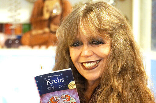 Buchhändlerin Helena Mayer (67): "Ich liebe die Astrologie, weil man sehr schön archetypisch damit arbeiten kann. Es hat eine eigene Magie, weil es oft so stimmig ist. Eigenschaften vom Krebs die auch zu mir passen sind zum Beispiel Sensitivität, Empfindsamkeit und Empfindlichkeit - und romantisch sein gehört auch zu mir. Krebse lieben Familie, das Zuhause und Rückzugsmöglichkeiten. Gott sei Dank habe ich den Schützen als Aszendent. Das gibt mehr Power und hat die spirituelle komponente plus der Kontaktfreudigkeit. Das Interessante ist, dass man sich mehr mit dem Aszendenten zeigt als mit dem eigenen Sonnenzeichen. Und die kosmischen Aspekte sind ohne Worte."