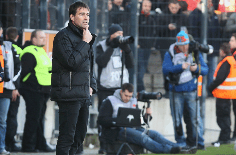 Machtlos musste er die Club-Niederlage mitansehen: Trainer René Weiler am Spielfeldrand während der Partie zwischen dem FSV Frankfurt und dem 1. FC Nürnberg.