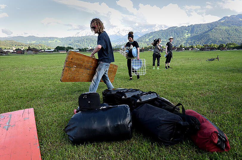 Anpacken wenige Tage vor dem Gipfel im nahen Elmau.