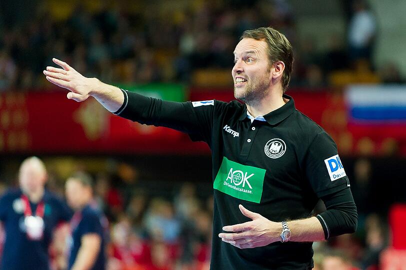 Dagur Sigurdsson (Bundestrainer): "Spätestens seit dem großen Interview von ARD und ZDF in Island wissen die Leute, dass unser Mastercoach auch ein lustiger Typ sein kann, der nicht nur die Taktik-Tafel in der Hand hat. Er ist ein unglaublicher Trainer, der nicht nur taktisch super was drauf hat, sondern auch weiß, wie er die Mannschaft nehmen muss. Er findet in den Ansprachen immer die richtigen Worte, um die Jungs heiß zu machen. Privat kann man mit ihm super viel Spaß haben. Zudem ist er ein Business-Mann, hat in Island viele Geschäfte am Laufen. Er ist sehr vielschichtig, fährt wie ich auch Harley Davidson. Motorradfahren ist seine Leidenschaft."