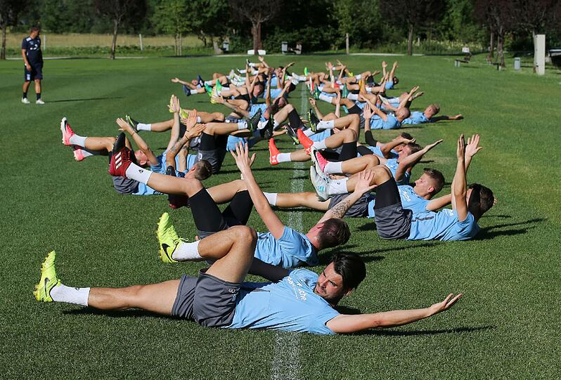 Löwen-Coach Bierofka ließ seine Mannschaft am Ankunftstag gleich nochmal ordentlich schwitzen - dafür gab's zur Belohnung ein Bad im Bach