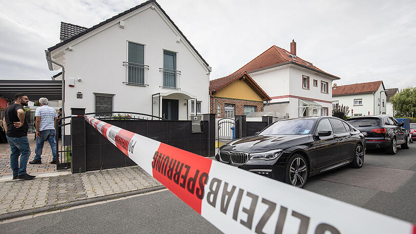 In Mörfelden-Walldorf wird der Tatort abgesperrt, an dem zuvor ein Mann erschossen wurde. Das 43-jährige Opfer erlag am Freitagvormittag den Verletzungen.