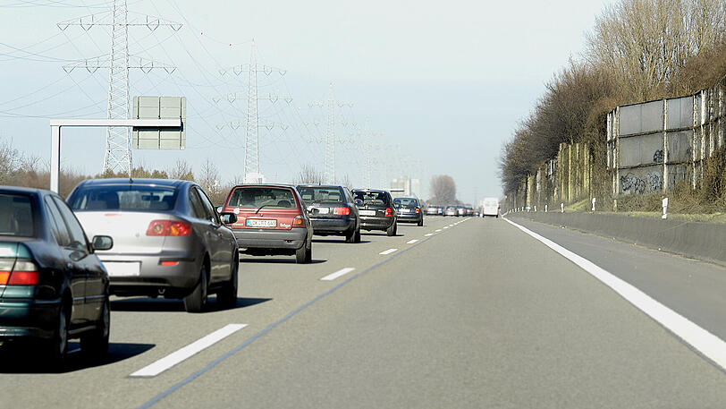 Warten oder passieren? In diesem Fall letzteres, denn bei Fahrzeugschlangen auf der Autobahn ist recht überholen erlaubt.