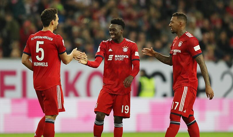 Alphonso Davies: Shakehands mit Mats Hummels (links) und Jerome Boateng.