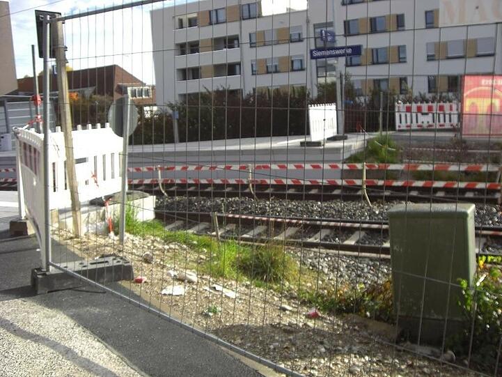 Einen provisorischen Gitterzaun an der gefährlichen Stelle hatte es im Vorjahr schon gegeben. Der Bauträger für das neue Wohnbaugebiet auf der Südseite...