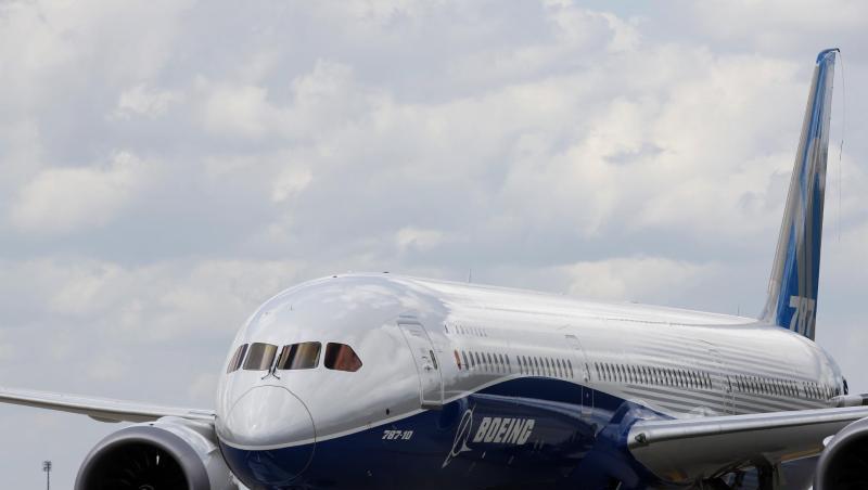 Eine Boeing 787-10 Dreamliner auf dem Flughafen von Charleston im US-Bundesstaat South Carolina. Eine Boeing 787-10 Dreamliner auf dem Flughafen von Charleston im US-Bundesstaat South Carolina.