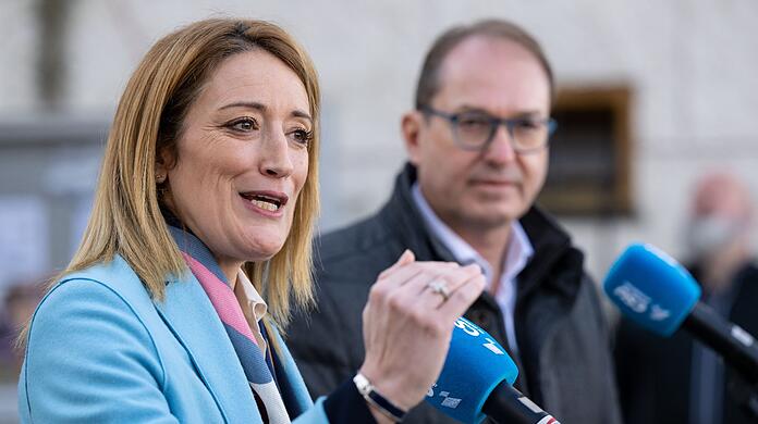 Roberta Metsola, die Präsidentin des Europäischen Parlaments, und CSU-Landesgruppenchef Alexander Dobrindt bei der Winterklausur der CSU im Kloster Seeon.