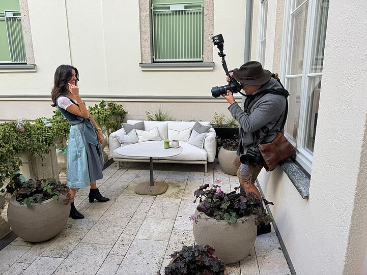 Im Rosewood posieren VIPs wie Influencerin Sarah Posch für die Fotografen.