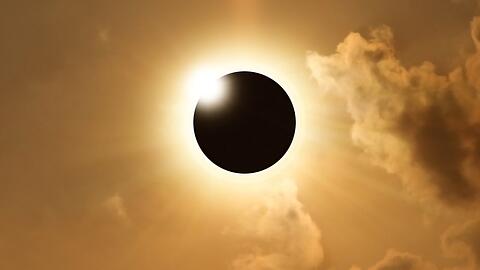 In Island und Spanien wird die totale Sonnenfinsternis am 12. August 2026 f&uuml;r bis zu zwei Minuten den Himmel verdunkeln. Sie wird begleitet von Festivals, Konzerten und speziellen Beobachtungsevents.