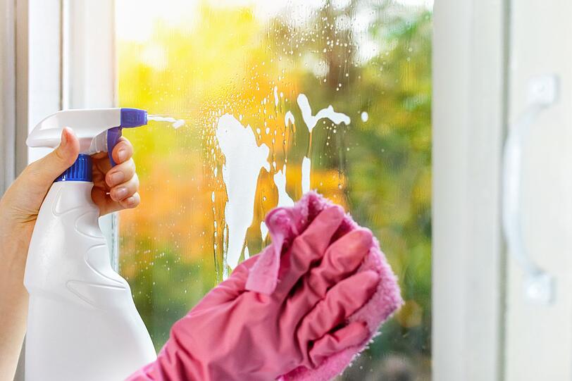 Nicht zuletzt wegen der Pollen lohnt sich das Fensterputzen im Frühling und Sommer oft kaum. Oder es kommt einfach zu kurz während der warmen Monate, in denen wir so viel Besseres zu tun haben. Spätestens im Herbst aber ist es an der Zeit, den wenigen Sonnenstrahlen, die sich in die Wohnung verirren möchten, freie Bahn zu bieten - durch saubere Fenster! Nicht zuletzt wegen der Pollen lohnt sich das Fensterputzen im Frühling und Sommer oft kaum. Oder es kommt einfach zu kurz während der warmen Monate, in denen wir so viel Besseres zu tun haben. Spätestens im Herbst aber ist es an der Zeit, den wenigen Sonnenstrahlen, die sich in die Wohnung verirren möchten, freie Bahn zu bieten - durch saubere Fenster!