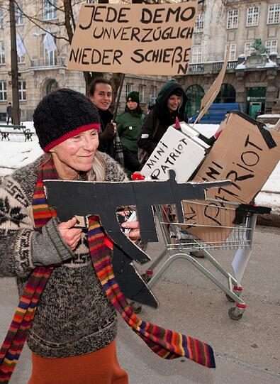 Für Samstag, 02.02.2012 hat das Aktionsbündnis gegen die Nato-Sicherheitskonferenz um 12.00 Uhr zu einer Versammlung aufgerufen. Dazu werden vom Veranstalter etwa 5.000 Teilnehmer erwartet. Die Versammlung beginnt mit einer Auftaktkundgebung am Stachus, die von 12.00 bis 13.30 Uhr stattfinden soll.