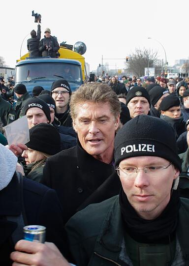 David Hasselhoff sorgte mit seinem Erscheinen für einen wahren Menschenauflauf in Berlin. Weitere Bilder zum Durchklicken.