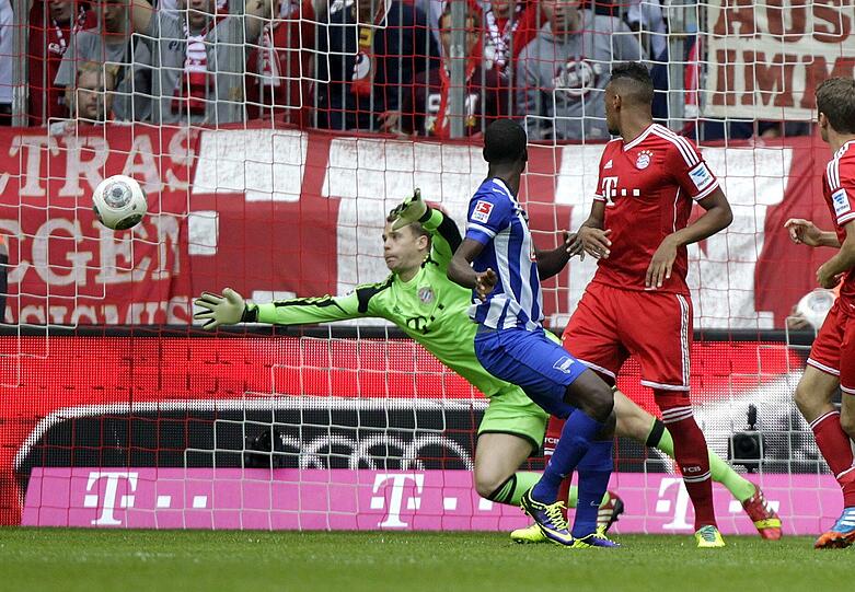 Manuel Neuer - Note 3 - Flog Ramos&rsquo; Kopfball vergeblich hinterher, konnte auch fürs 2:3 nichts. Wäre bei Ben-Hatiras Lattenlupfer ebenso machtlos gewesen (10.). Ansonsten aber ein sicherer Rückhalt.