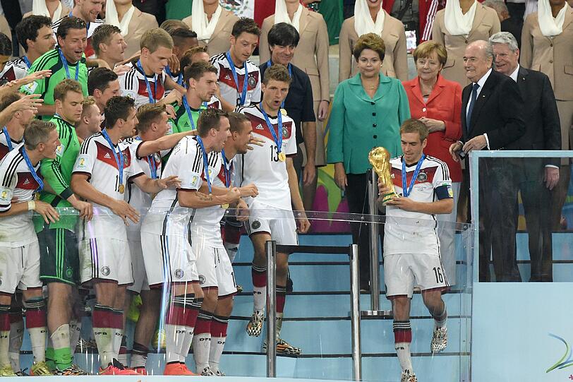 Am 13.07.2014 ist Philipp Lahm am Ziel: Nach Fritz Walter, Franz Beckenbauer und Lothar Matthäus nimmt er den WM-Pokal als Kapitän der deutschen Nationalmannschaft entgegen - und geht somit in die Fußballgeschichte ein.