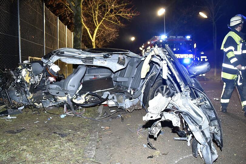Vollig zerfetzt: Aus diesem Schrotthaufen wurde der Fahrer lebend geborgen. Bilder vom Einsatz in Vaterstetten.
