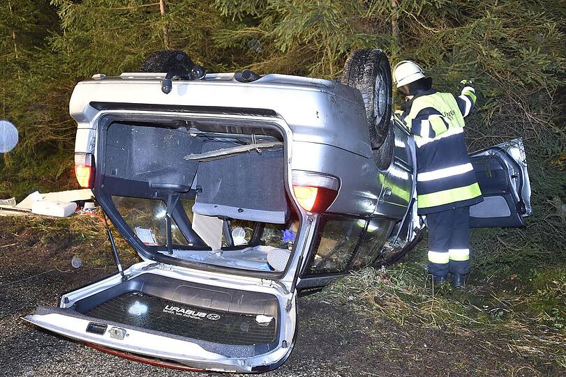 Die Feuerwehr musste den Fahrer aus dem total demolierten Wrack befreien.