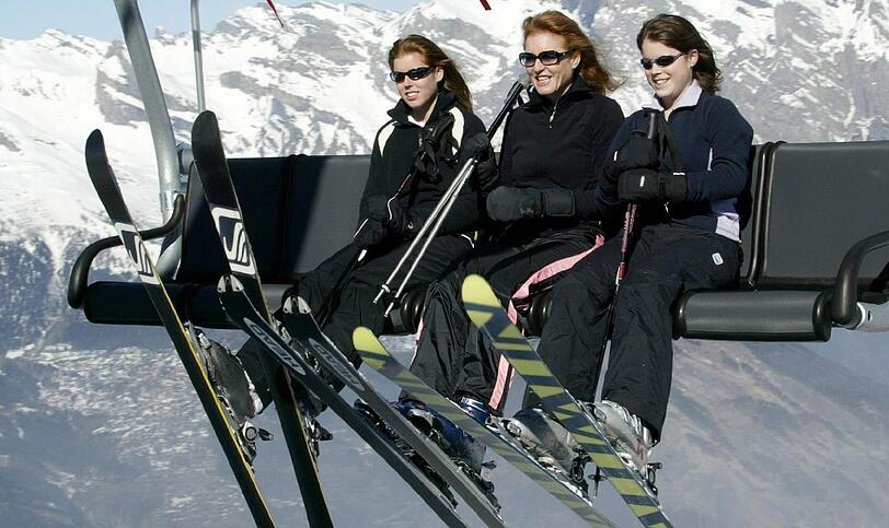 2004: Sarah Ferguson mit ihren Töchtern Prinzessin Beatrice und Eugenie