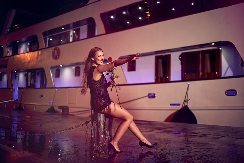 Jessica ist frisch verliebt und träumt vor der Yacht von I.D. Riva von ihrem Traummann.