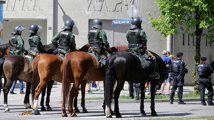 Die Polizei trennte beide Fanlager strikt voneinander. Im Einsatz waren rund 600 Beamte - unter anderem auch eine Reiterstaffel.
