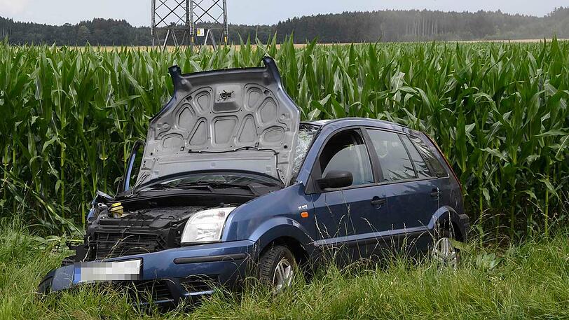 Beide Autoinsassen kamen nach dem Unfall ins Krankenhaus - die Bilder vom Unfallort.