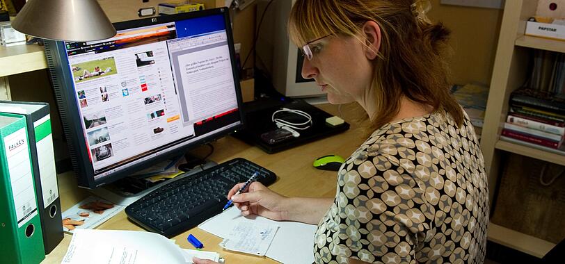 Wissen sammeln im Netz: E-Learning-Kurse bringen Pflegekräfte gezielt weiter.